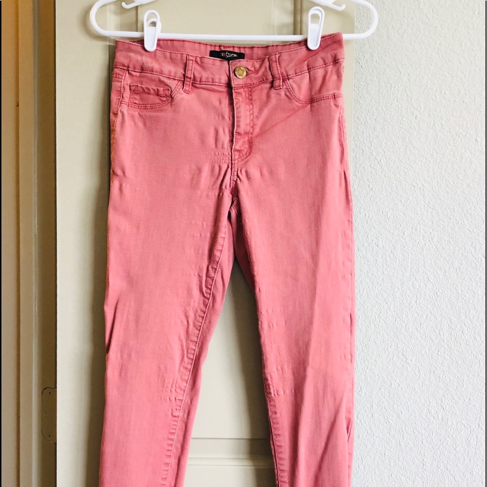 🔴 Pink pants
